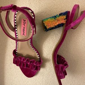 RARE Glamour Mermaid Sequin Heel by Betsey Johnson - Size 8